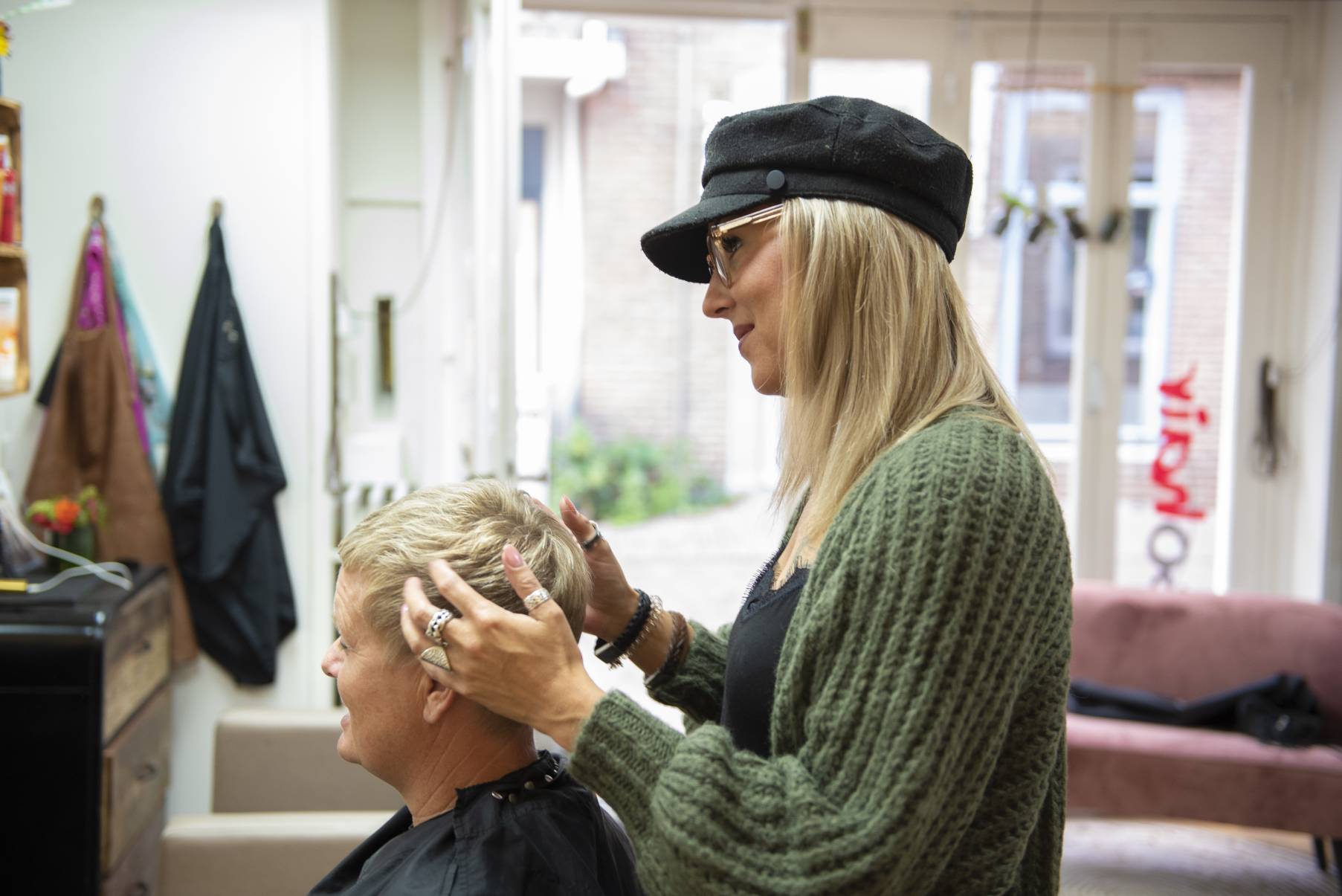 Elisa aan het knippen in de salon